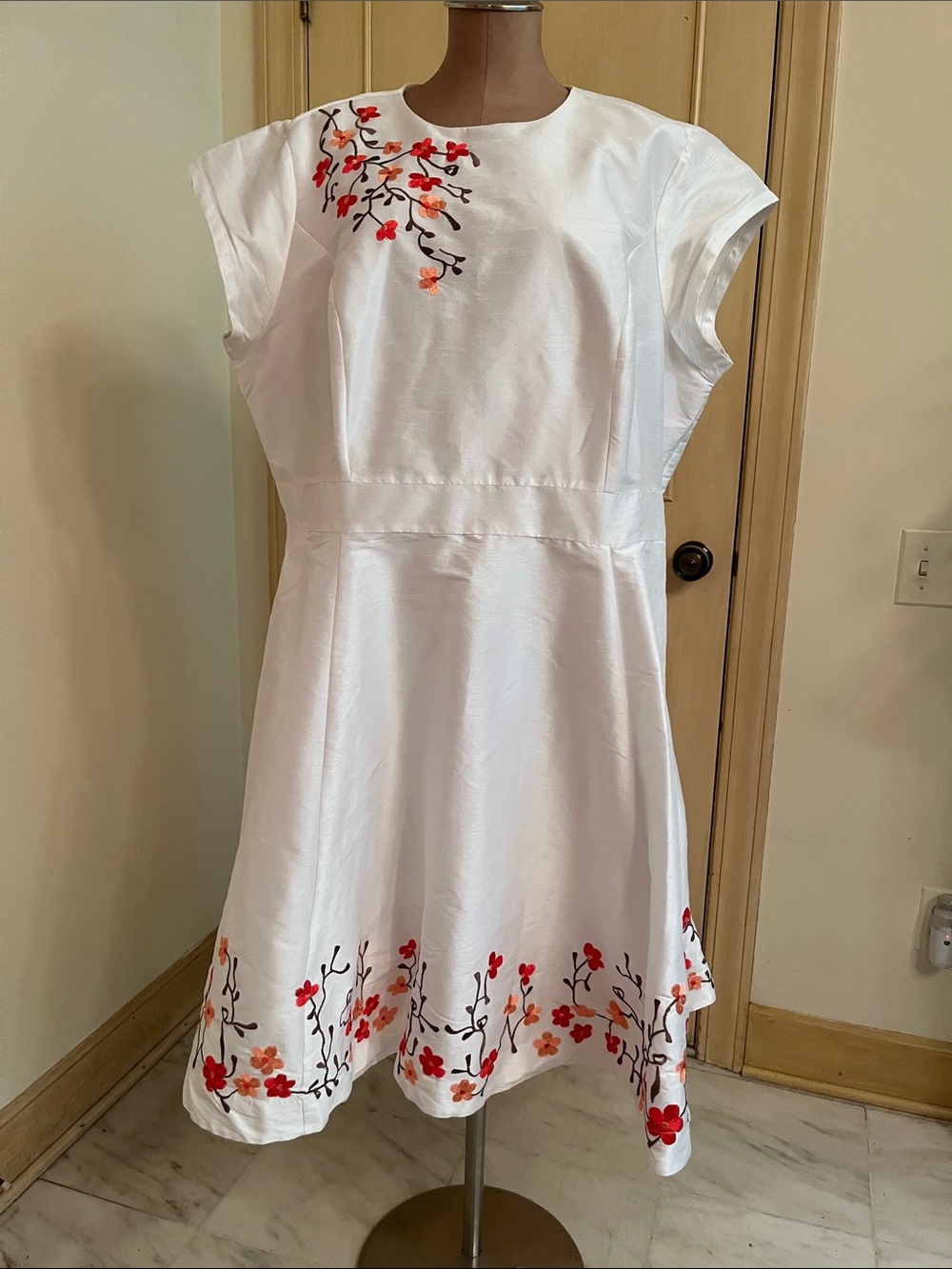 ESHAKTI Party Event Guest Colorful Floral Embroidered Cap SLV White Dress 26W